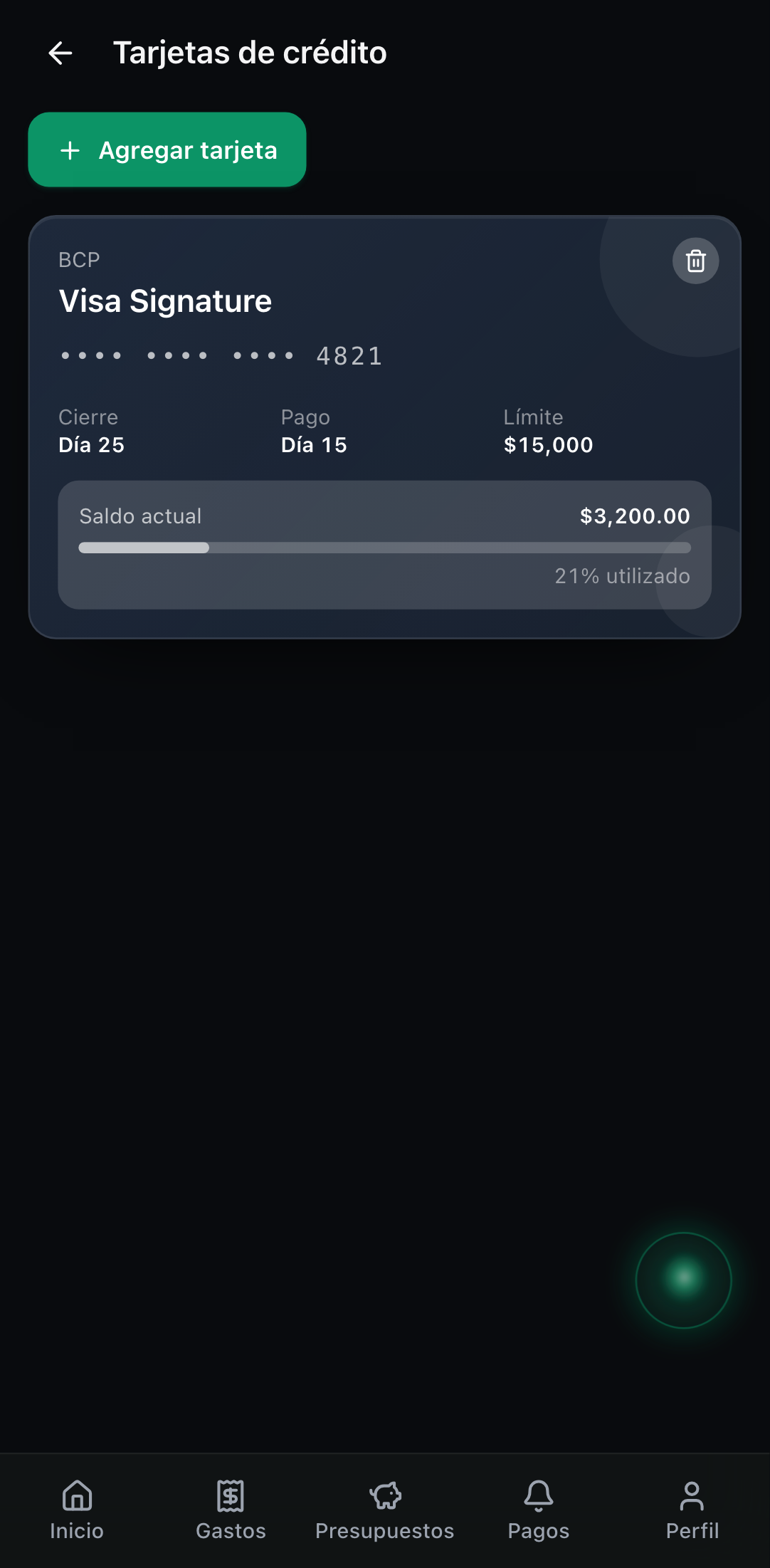 Pantalla de Tarjetas con banco, nombre y últimos dígitos.