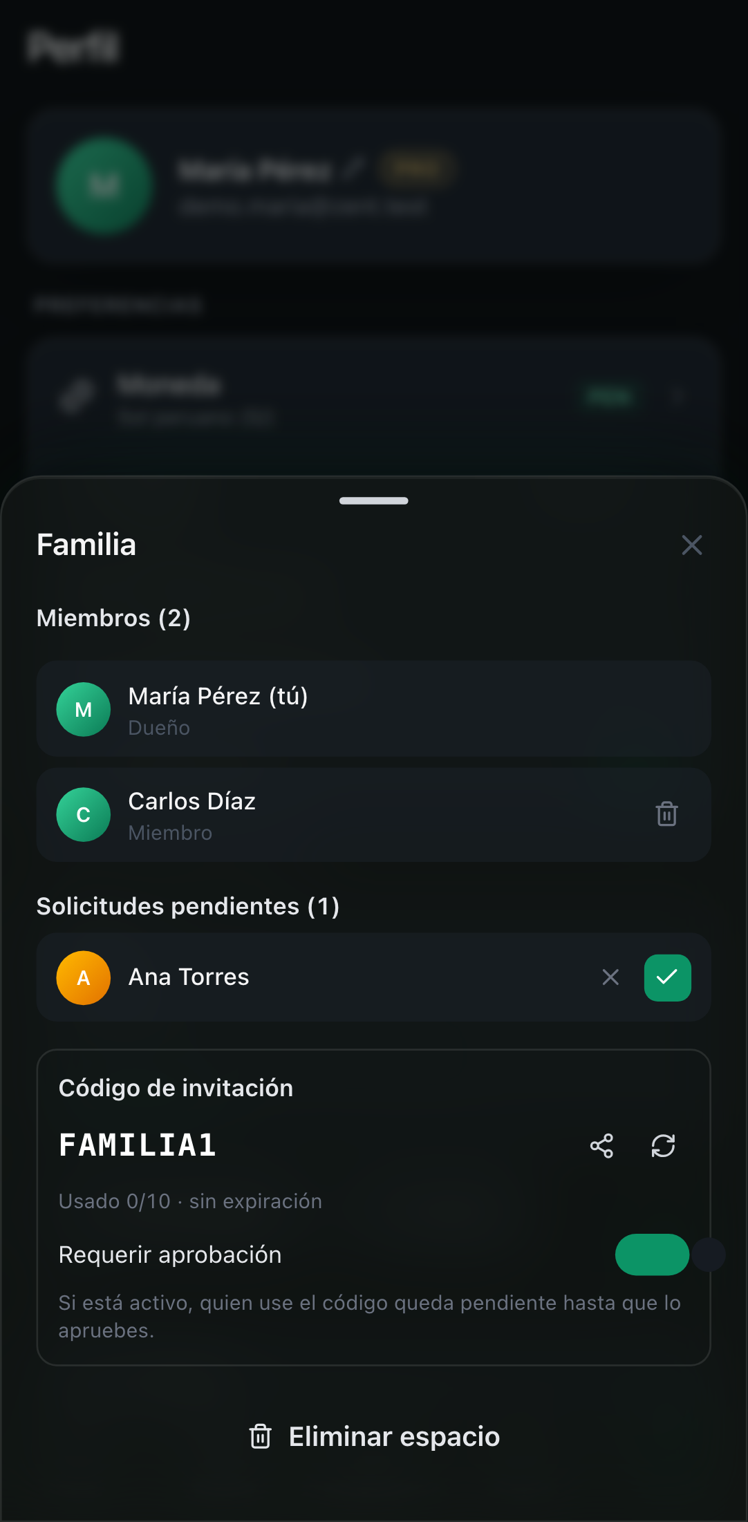 Administrar el espacio: miembros y roles, solicitudes de aprobación (aprobar/rechazar), código de invitación y el interruptor 'Requerir aprobación'.
